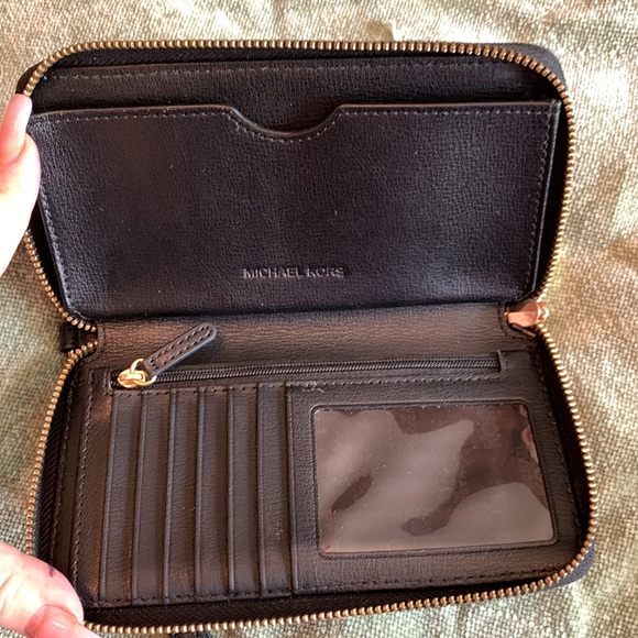 Michael Kors Wristlet Wallet🔥 - Picture 5 of 12